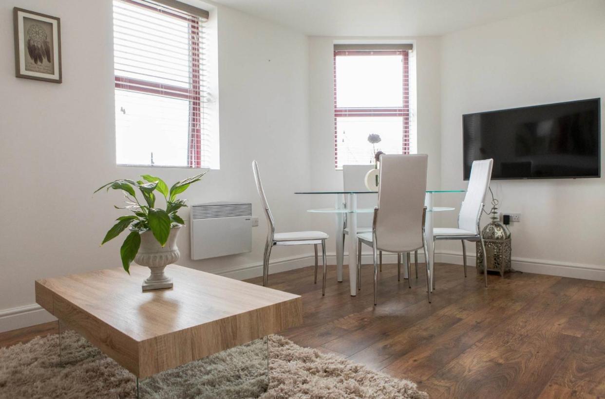 City Apartments By Elegance Living Питерборо Екстериор снимка