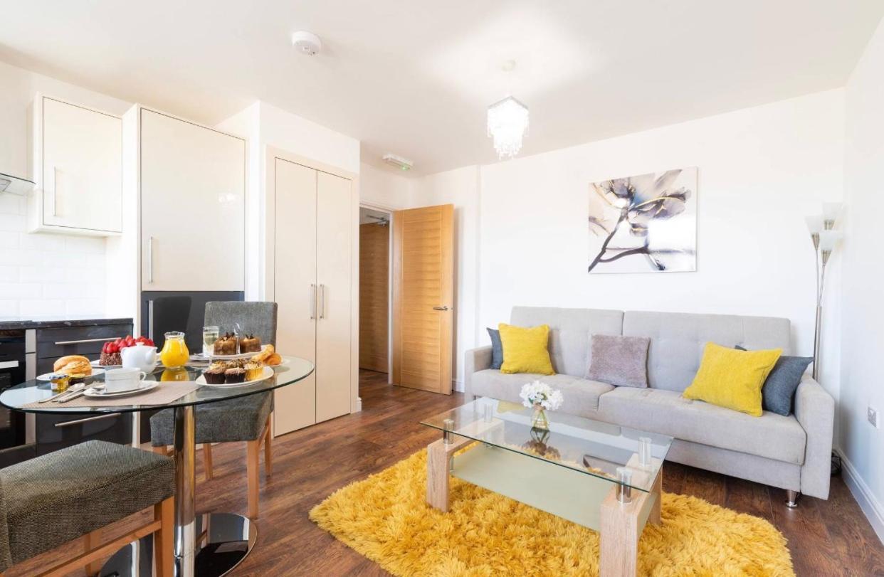 City Apartments By Elegance Living Питерборо Екстериор снимка
