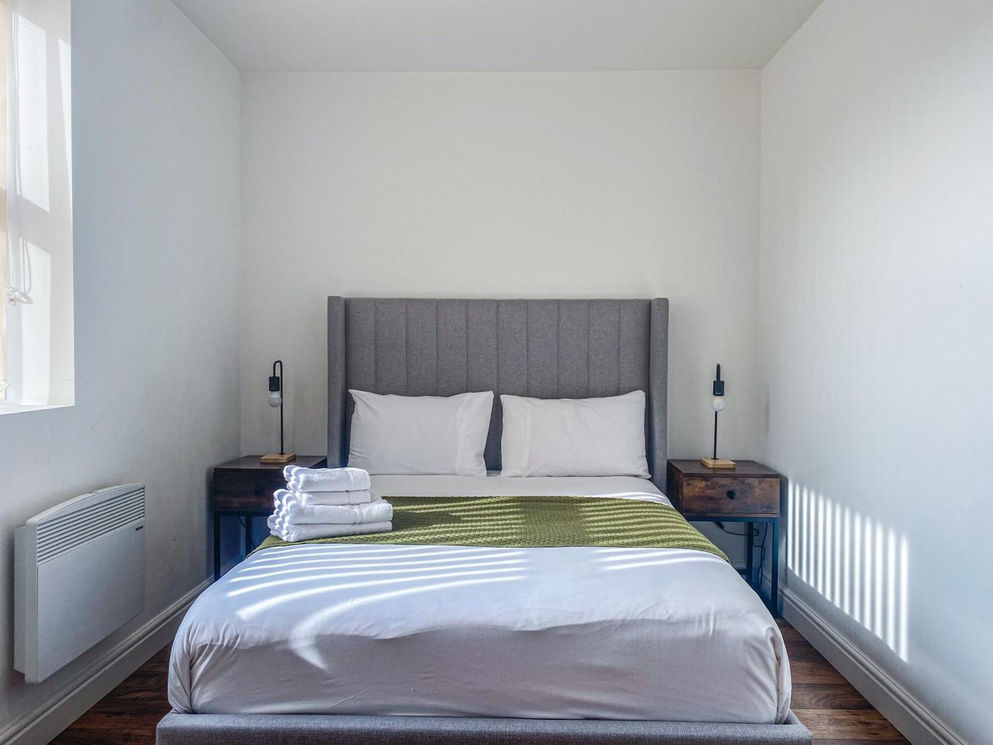 City Apartments By Elegance Living Питерборо Екстериор снимка