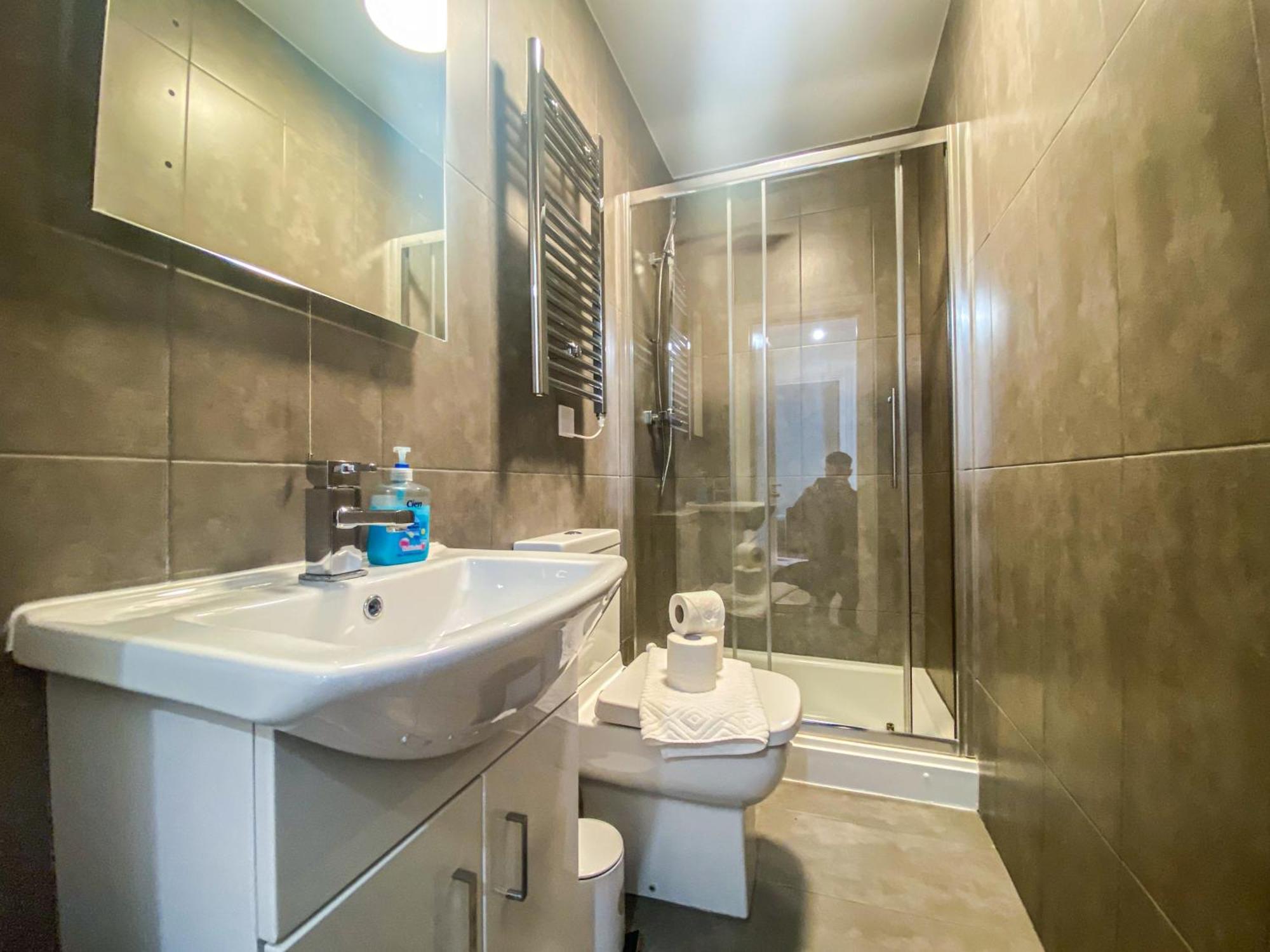 City Apartments By Elegance Living Питерборо Екстериор снимка