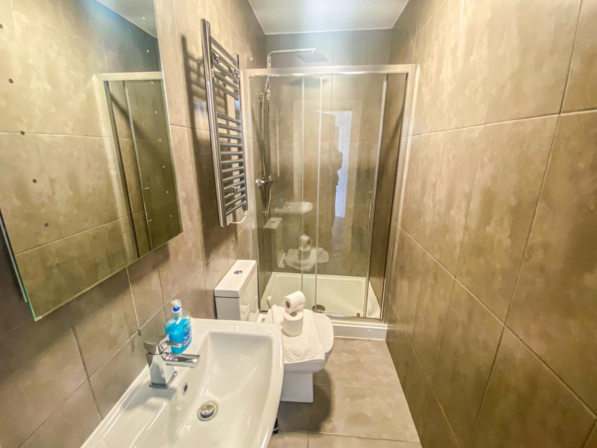 City Apartments By Elegance Living Питерборо Екстериор снимка